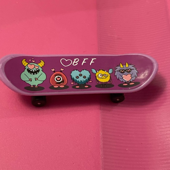 Source Unknown BFF Monster Skateboard Toy - Purple and Pink - Picture 1 of 3